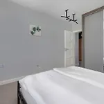 Spacious With Air Conditioning And Two Parking Spaces By Renters Lejlighed Wrocław