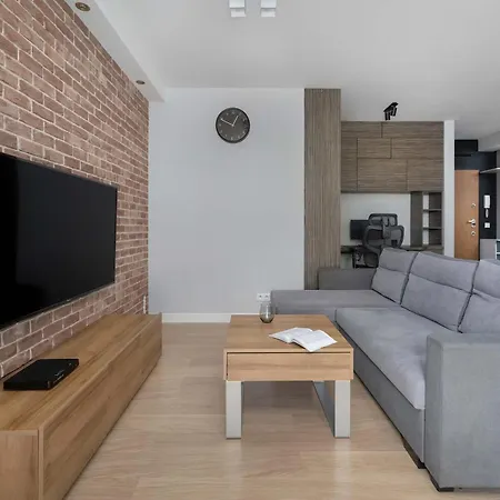Spacious With Air Conditioning And Two Parking Spaces By Renters דירה ורוצלב