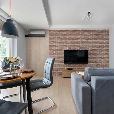 Spacious With Air Conditioning And Two Parking Spaces By Renters Apartment