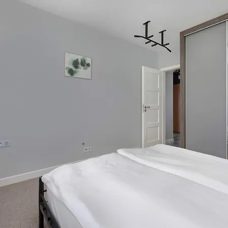 Spacious With Air Conditioning And Two Parking Spaces By Renters דירה ורוצלב