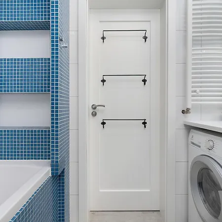 Spacious With Air Conditioning And Two Parking Spaces By Renters דירה *