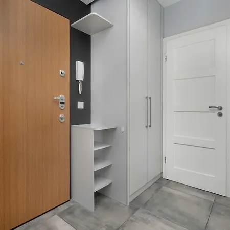 Spacious With Air Conditioning And Two Parking Spaces By Renters דירה *