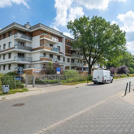 Spacious With Air Conditioning And Two Parking Spaces By Renters Apartment