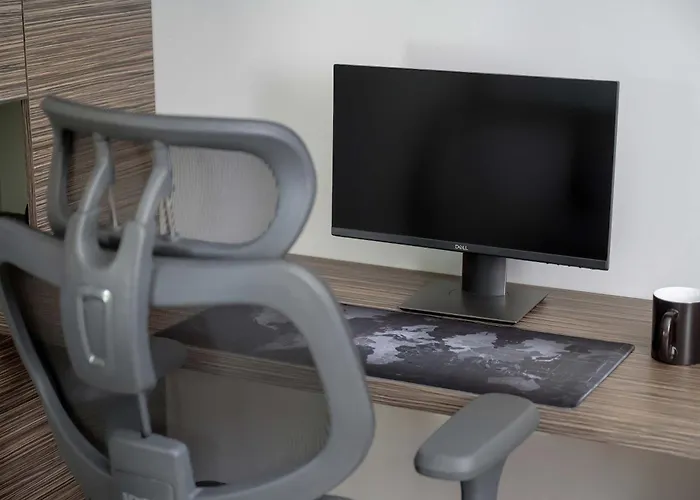 Spacious With Air Conditioning And Two Parking Spaces By Renters Apartment