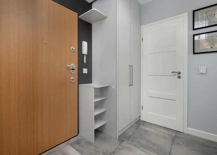 Spacious With Air Conditioning And Two Parking Spaces By Renters Apartment *