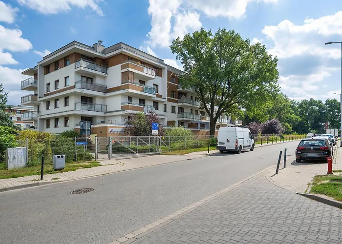 Spacious With Air Conditioning And Two Parking Spaces By Renters Apartment