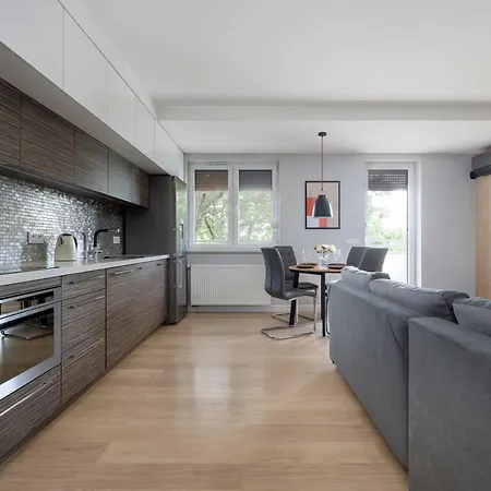 Spacious With Air Conditioning And Two Parking Spaces By Renters 公寓